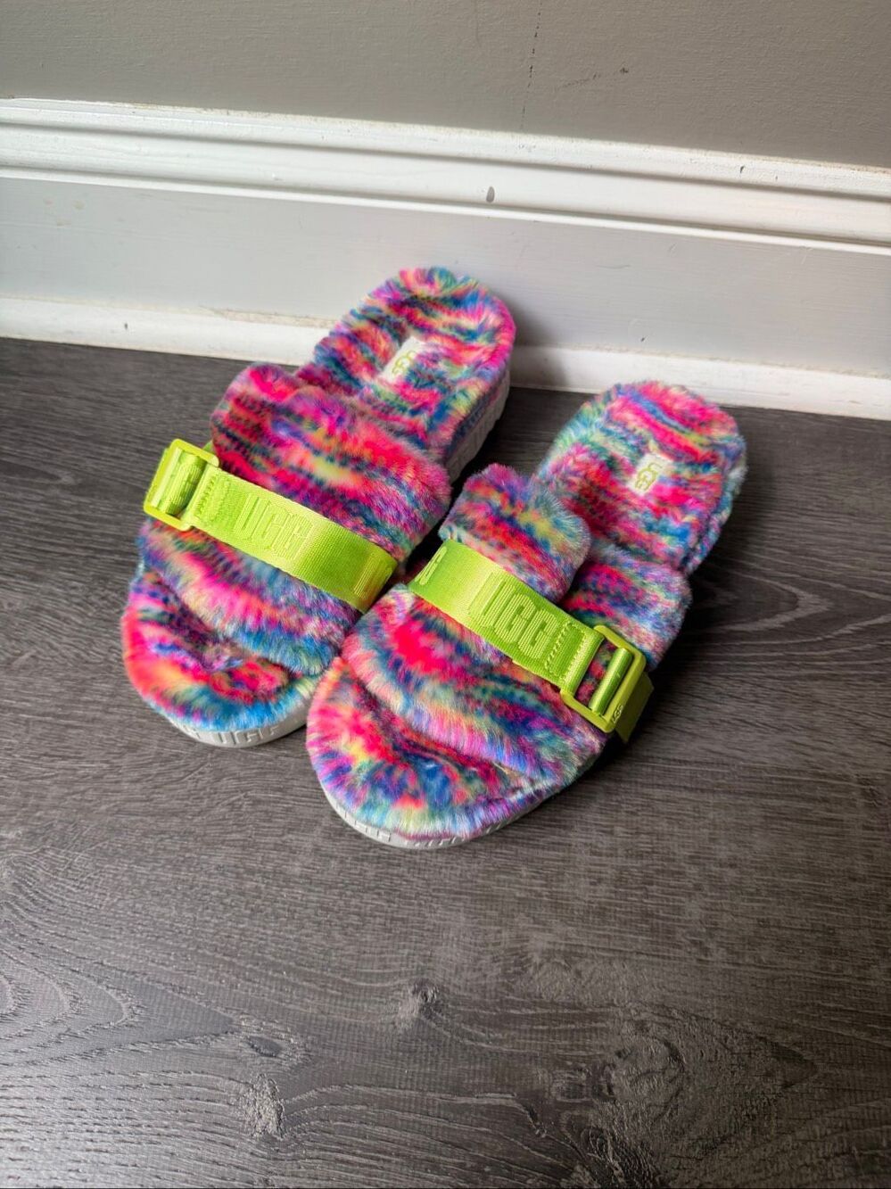 UGG fluffitia pixilate platform slide on slippers sandals size 8